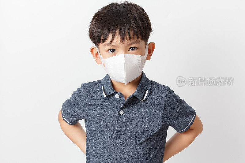 亚洲男孩戴着防护用品maskâforâpreventâ防止新冠病毒爆发或灰尘pm2.5空气污染的感染。